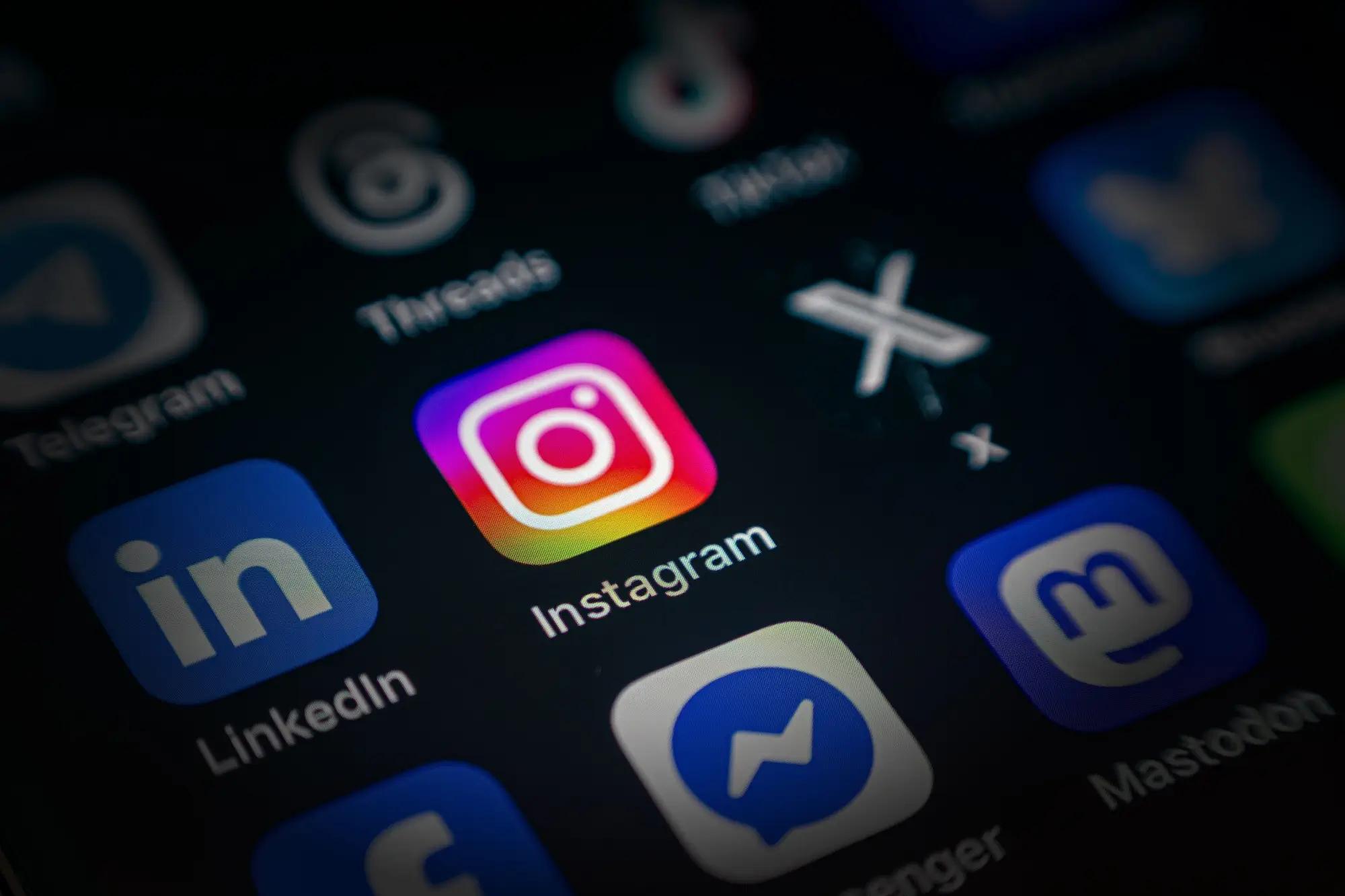 Ikony sociálních sítí na mobilu