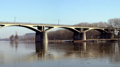 Most v Praze, který je dnes dopravní tepnou.