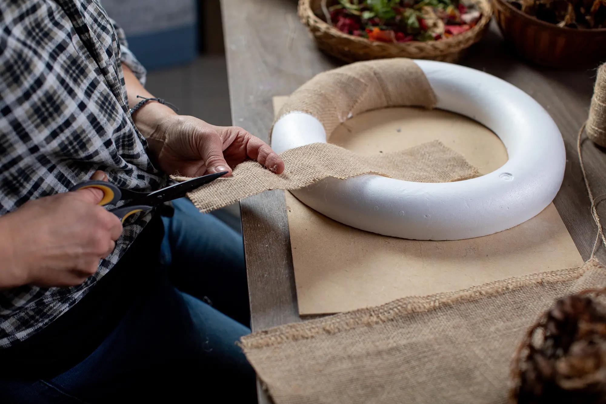 muž vyrábí věnec