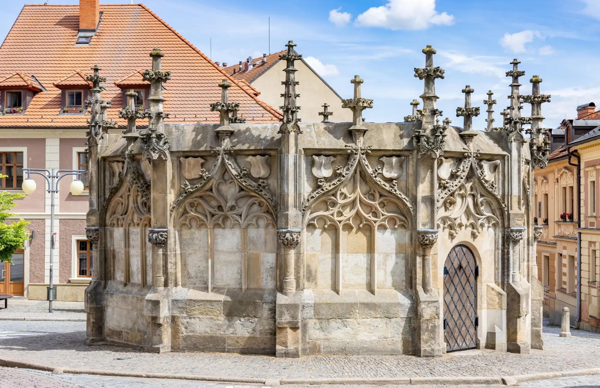 Gotická kašna na Rejskově náměstí v Kutné Hoře