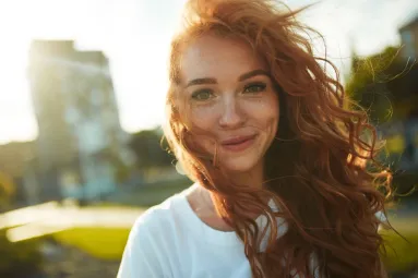 žena