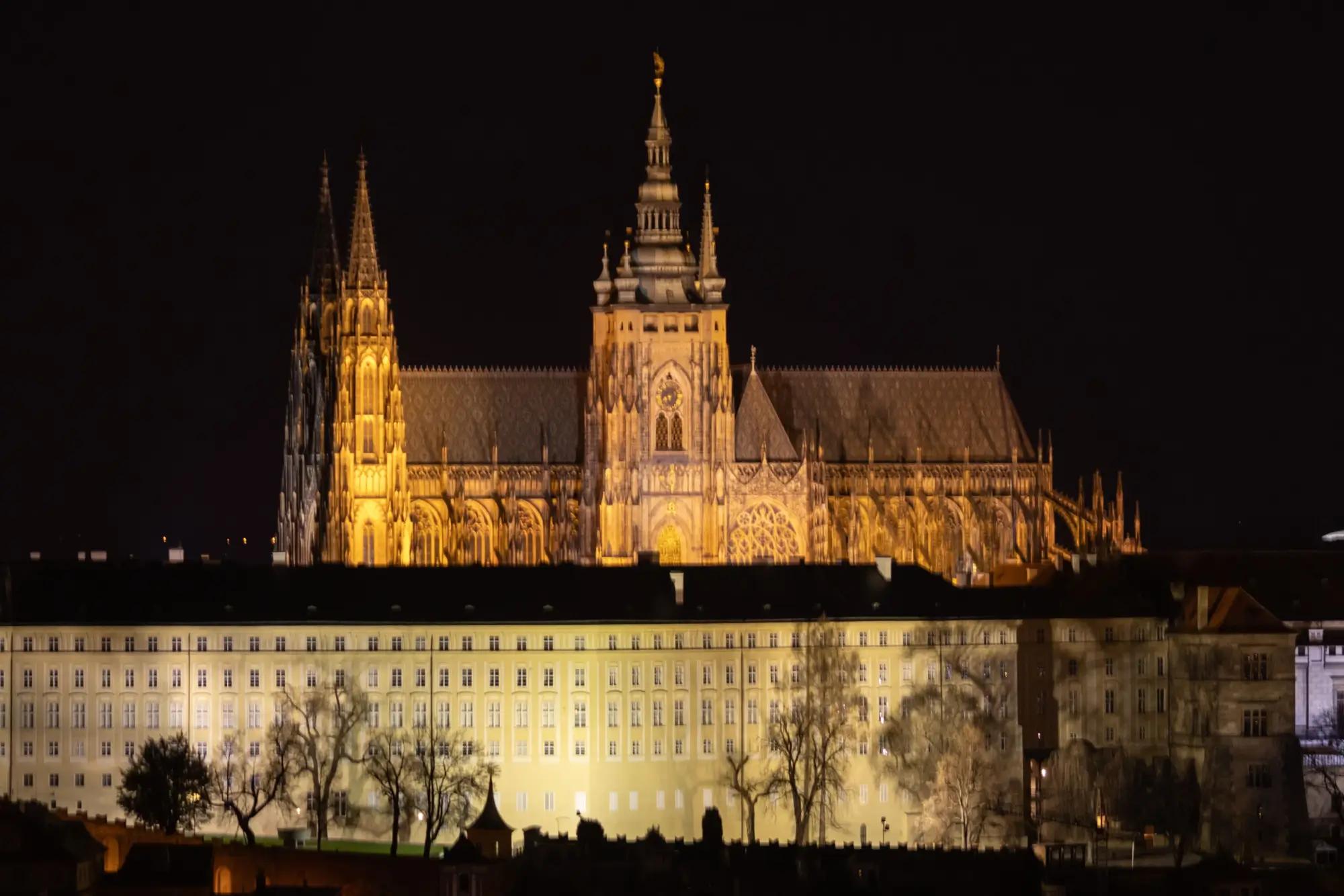 Čistá fotka Hradčan v noci. 