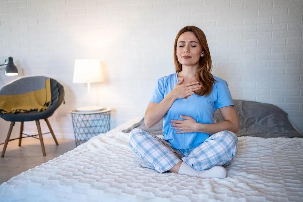 žena provádějící dechové cvičení