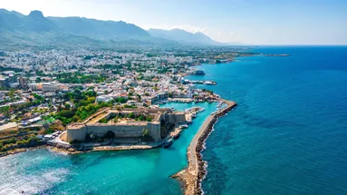 Letecký pohled na jedno město Kypru a krásné tyrkysové moře.