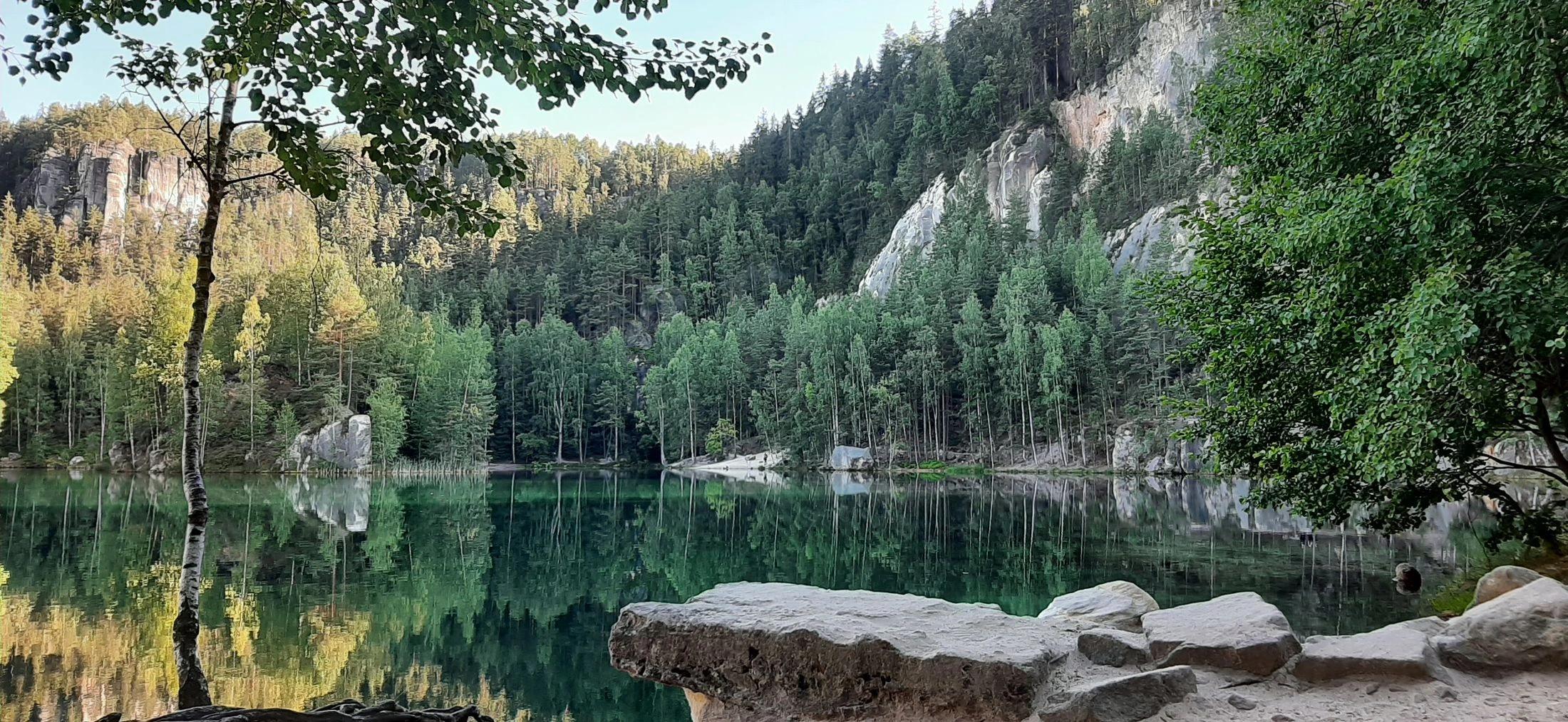 Pohled ze břehu na jezero a Adršpašsko-teplické skály.