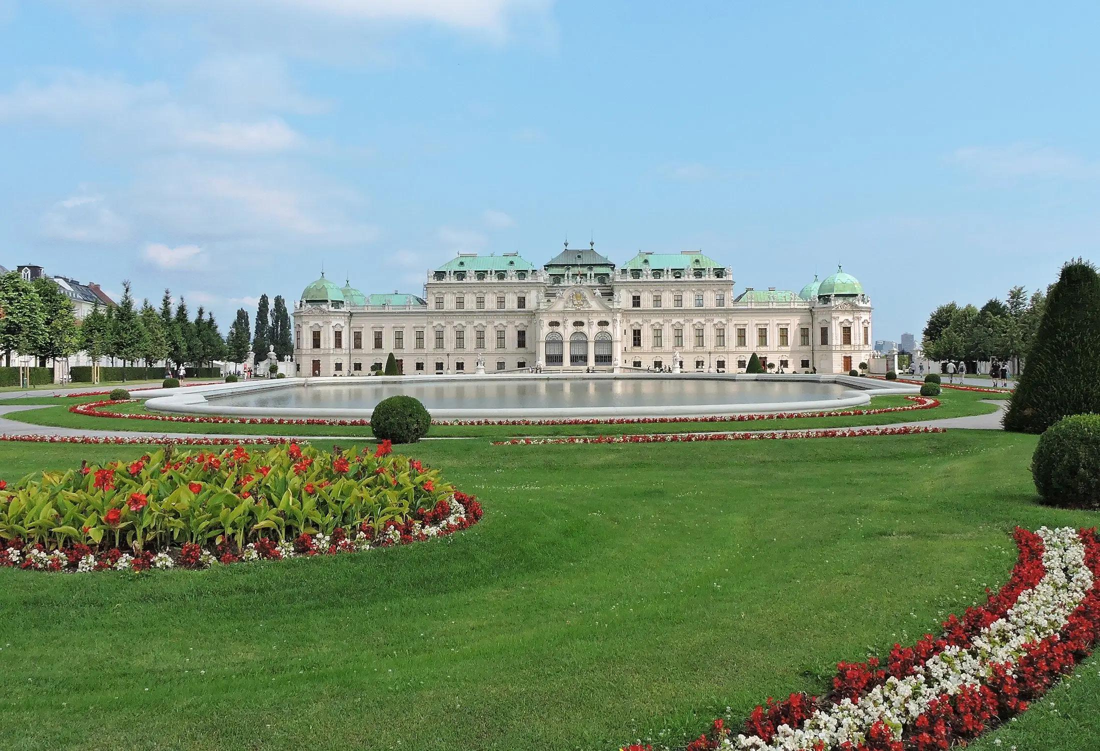 barokní palác Belveder ve Vídni s rozkvetlou zahradou