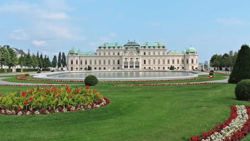 barokní palác Belveder ve Vídni s rozkvetlou zahradou