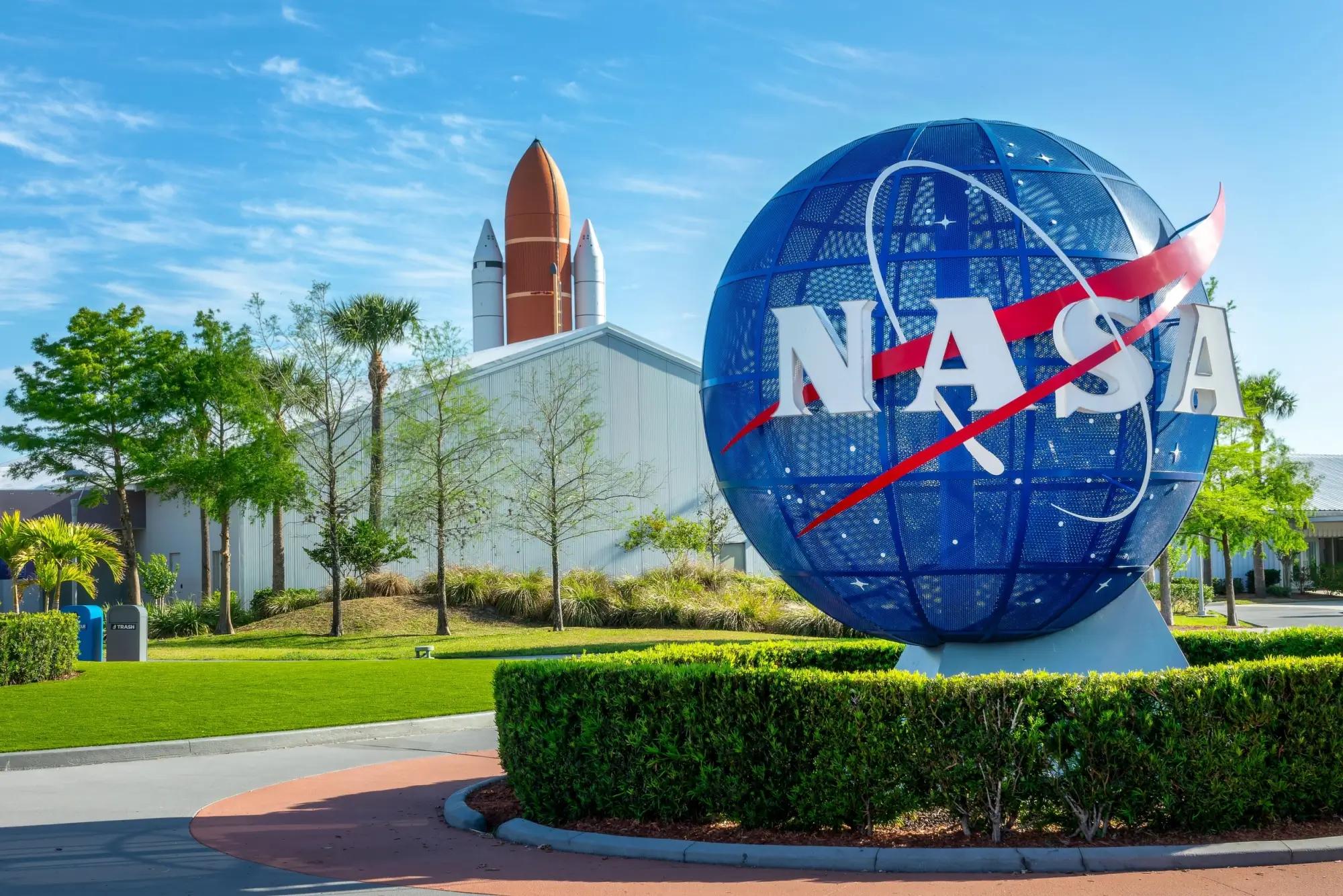 Logo NASA u vstupu do Kennedy Space center na Floridě 