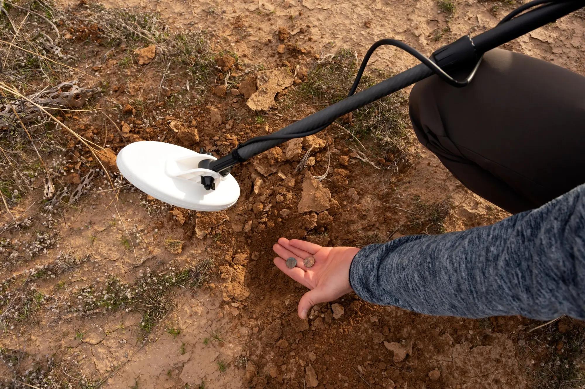 Díky detektoru kovu lze najít poklady ukryté pod povrchem. Zdroj: shutterstock.com