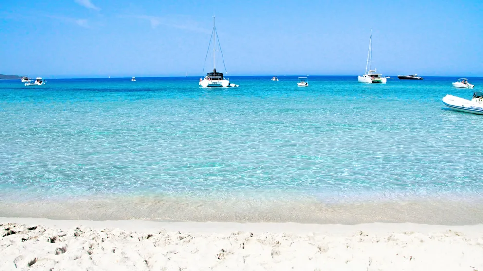 Evropská pláž snů na letošní léto 2025: Absolutní únik od davů a drahých služeb