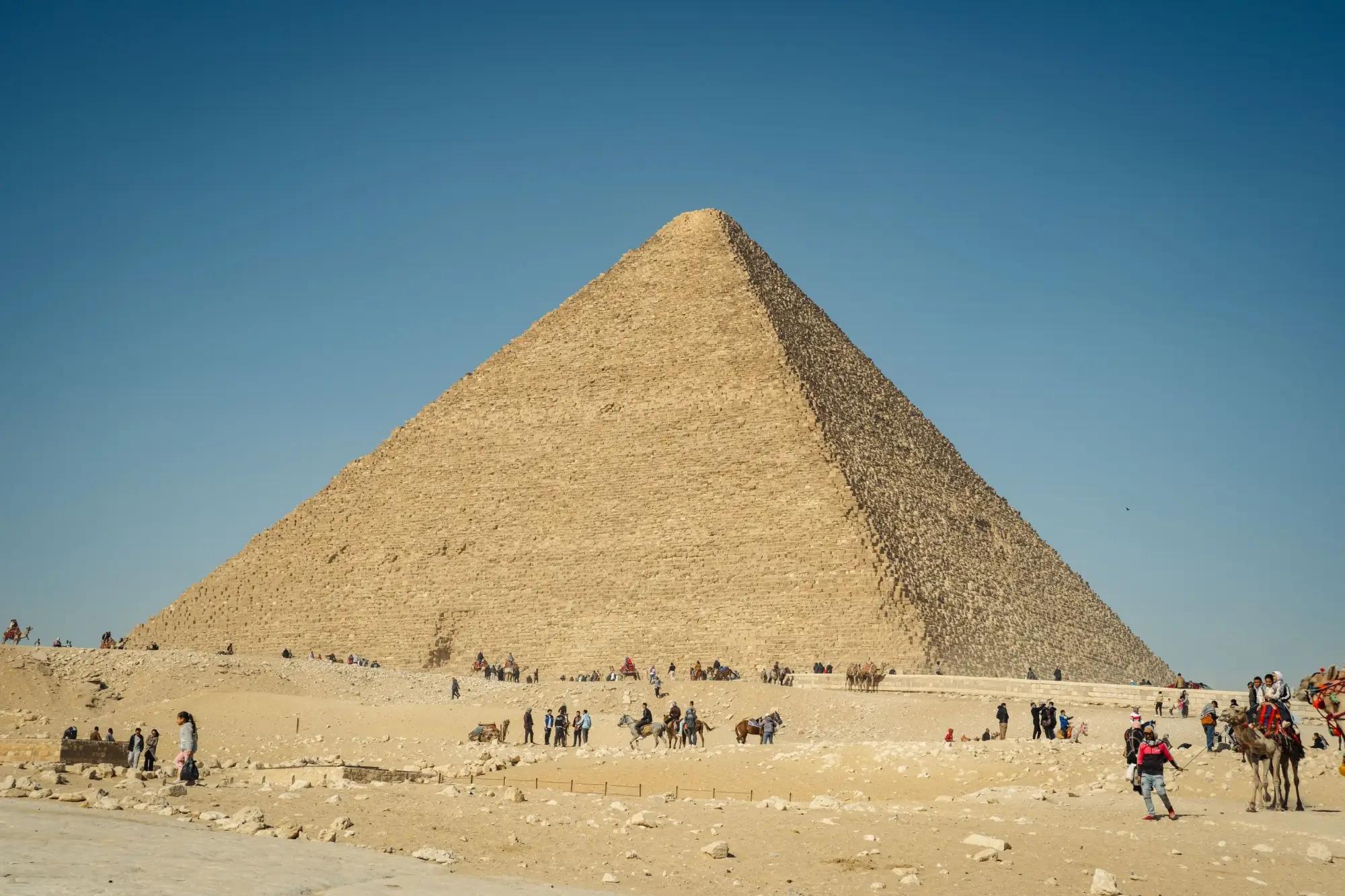 Pohled na Velkou pyramidu v Gíze