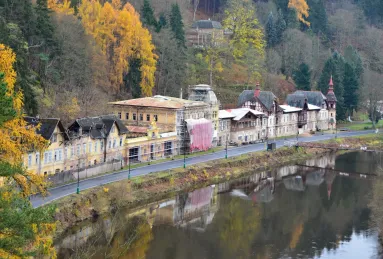 Pohled na chátrající část lázní Kyselka