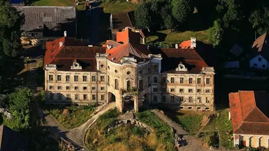 Zámek Týnec má bohatou historii.