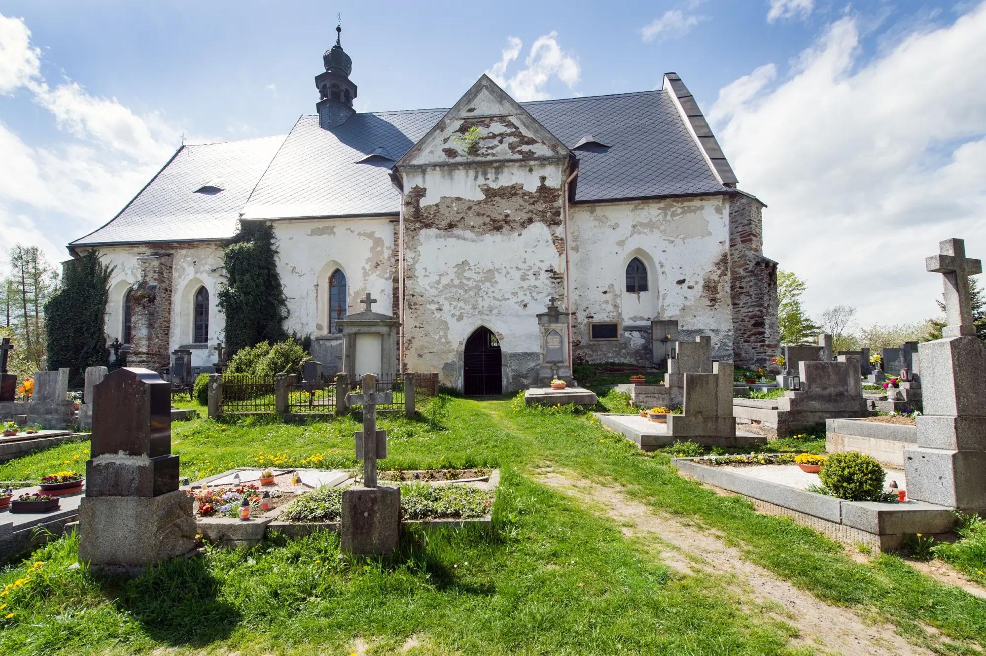 Velhartický hřbitov s kostelem sv. Máří Magdaleny v pozadí