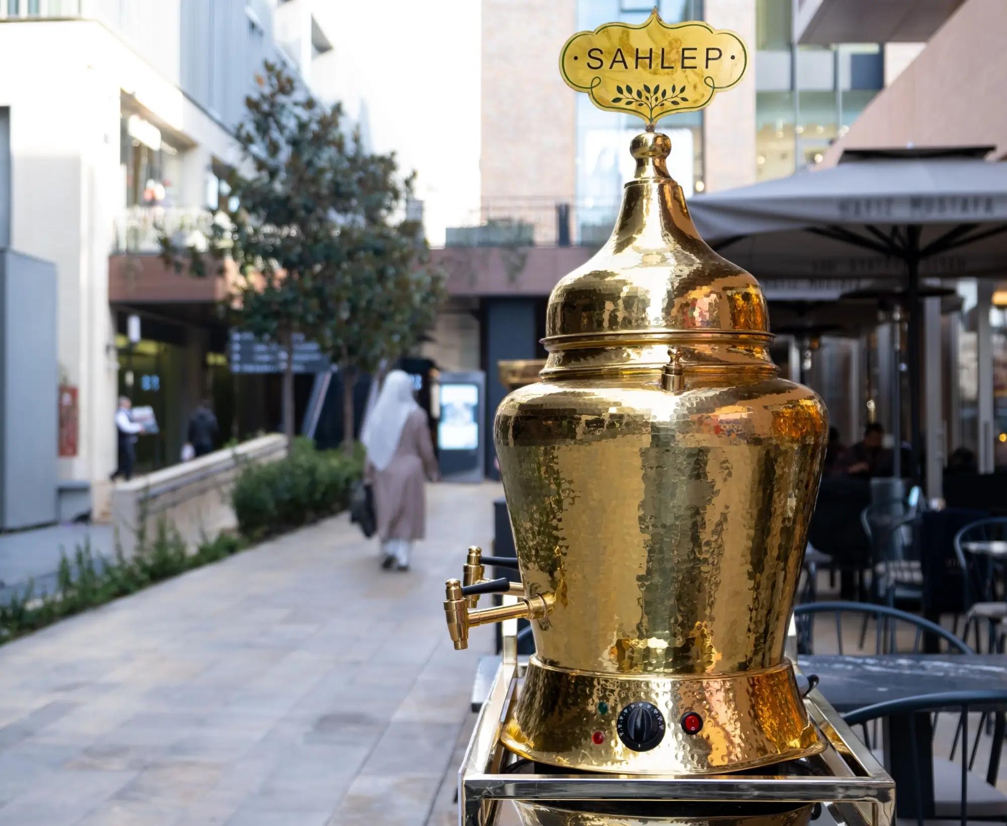 Tradiční nádoba na prodej salepu na ulici