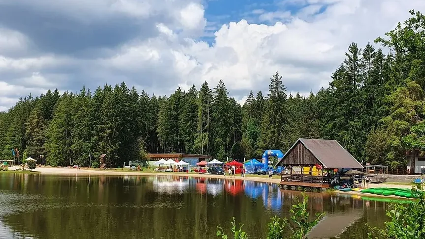 Češi prochází kolem, cizinci šílí: Tato plovárna je top hit léta! Zjistěte, proč ji doma nikdo nechce