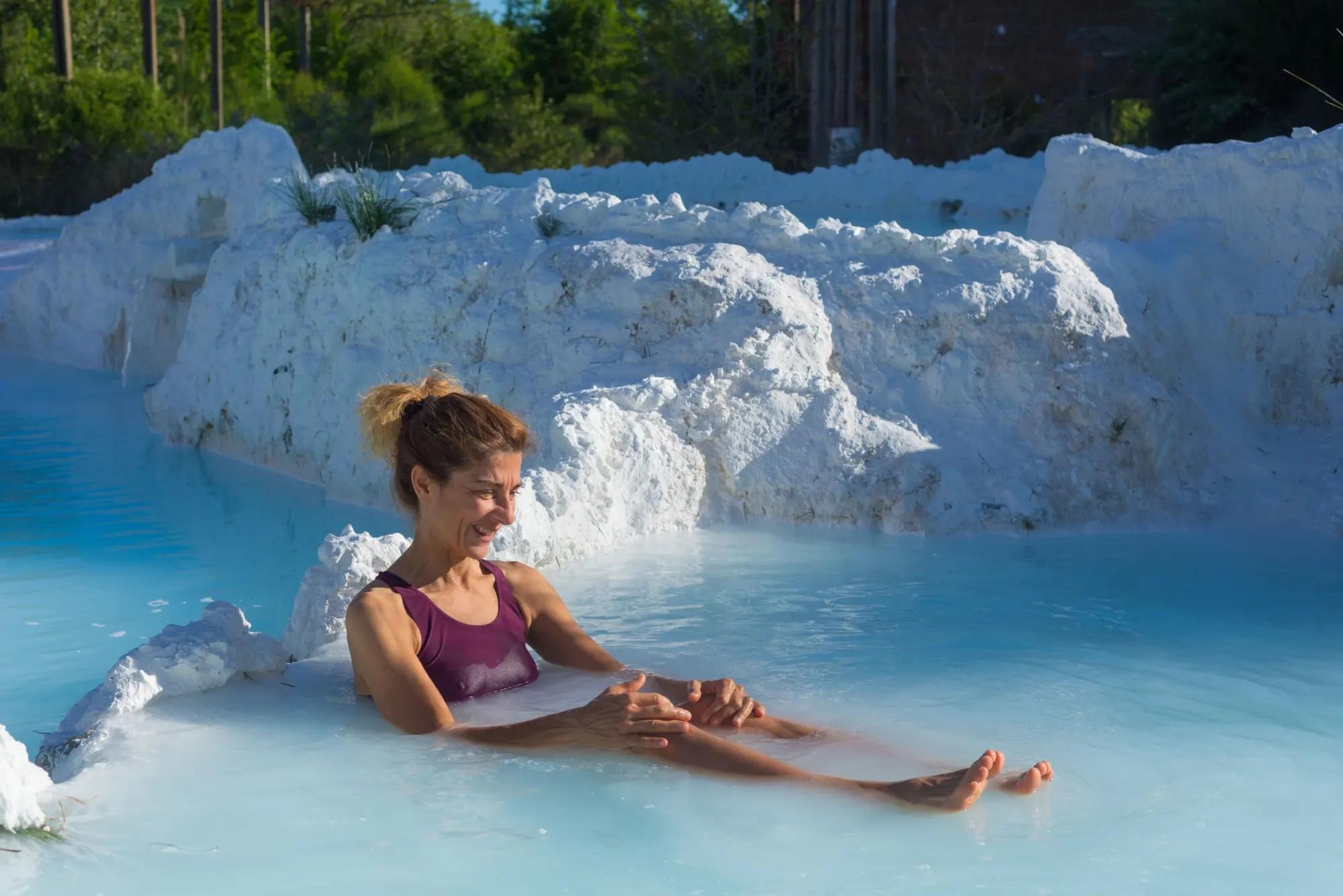 žena si užívá koupel v termálních pramenech
