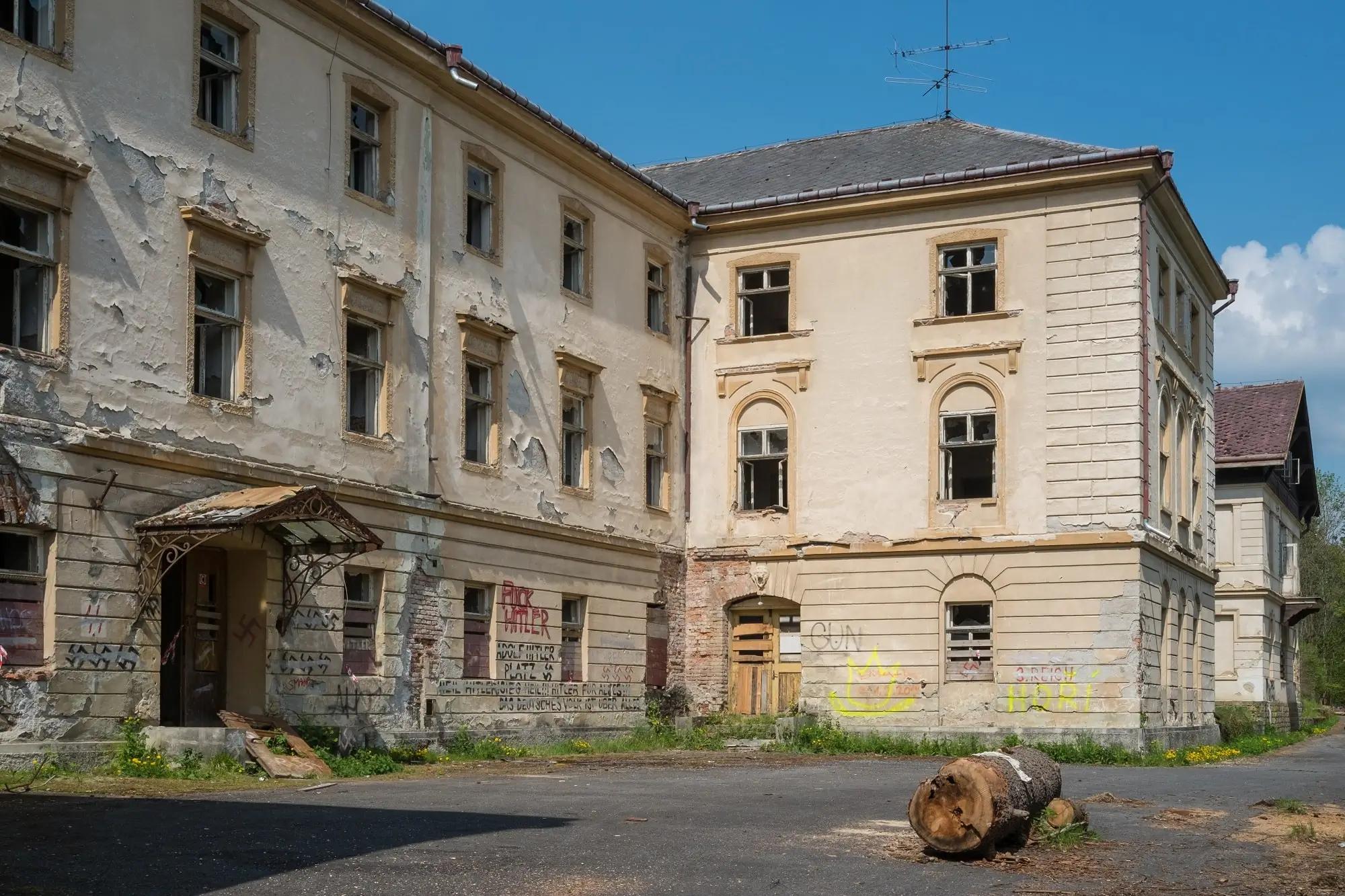 chátrající jánské koupele