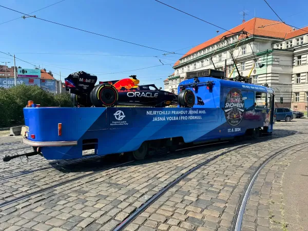 Mazačka s monopostem RB18 na ulicích Prahy