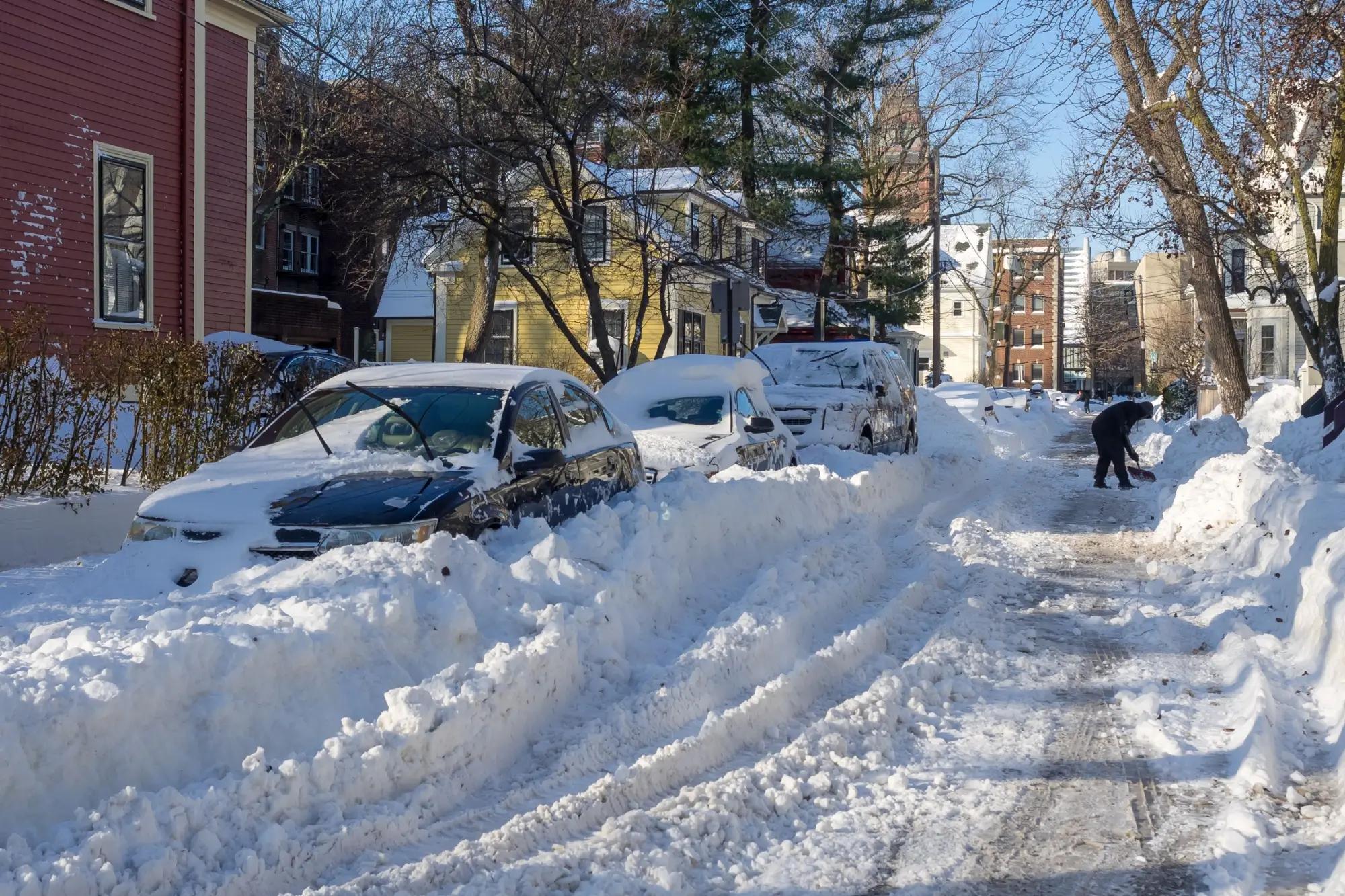 Zasypaná auta sněhem na ulici