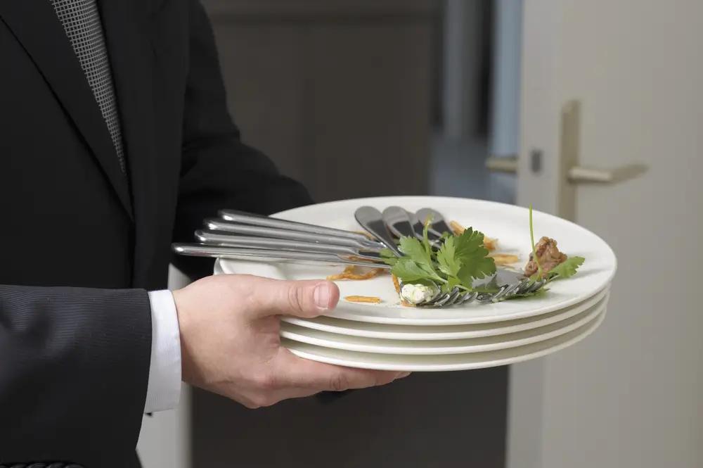 Nejlepší je ponechat nádobí v přirozené poloze a dát číšníkovi prostor pro odklízení.