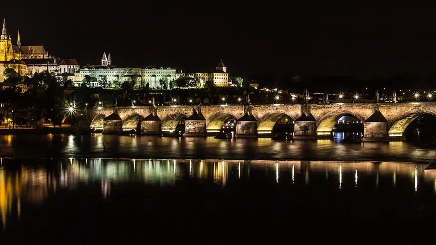 Tento most v Praze navštěvují turisté.