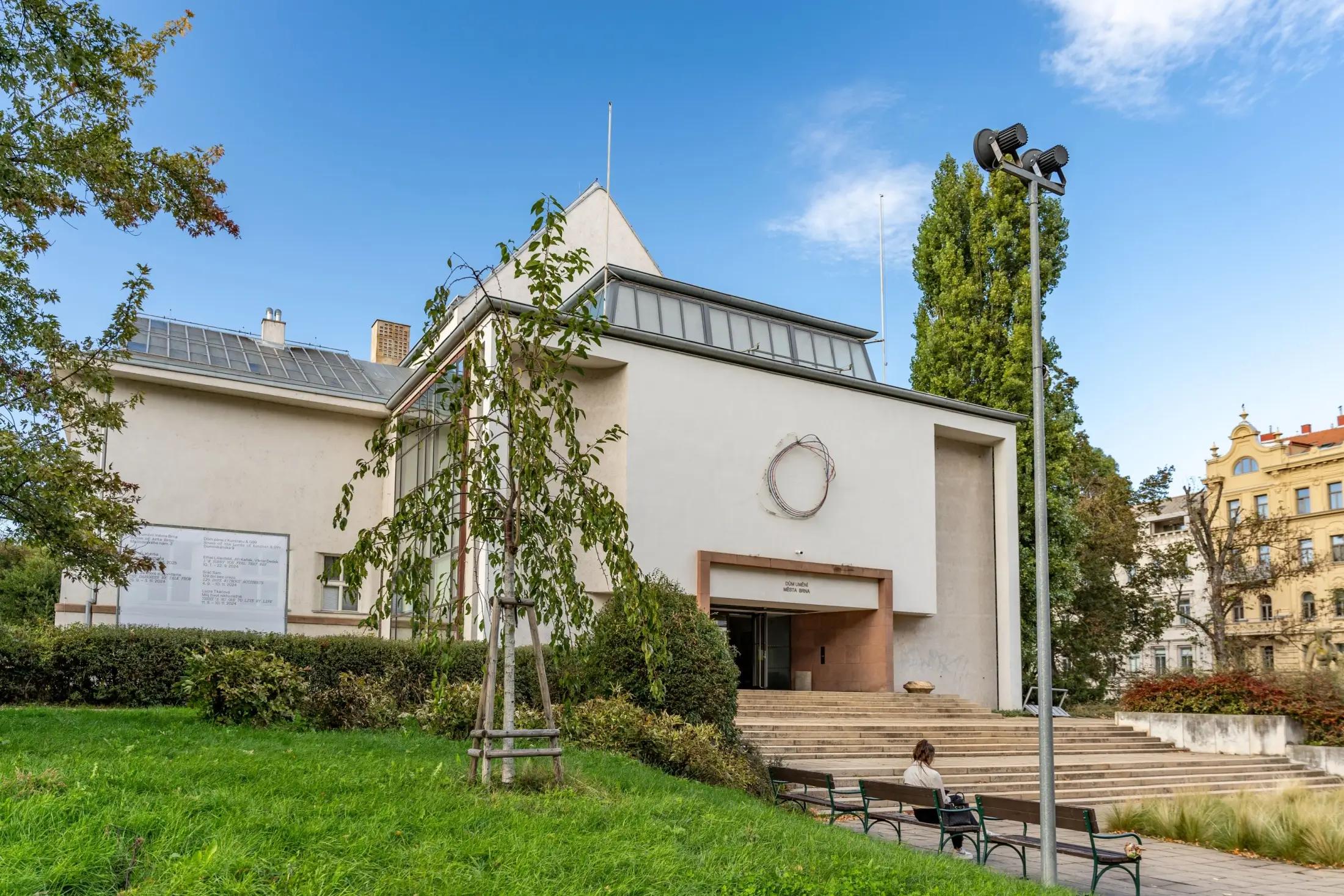 Na obrázku je Dům umění v Brně a jeho okolí.