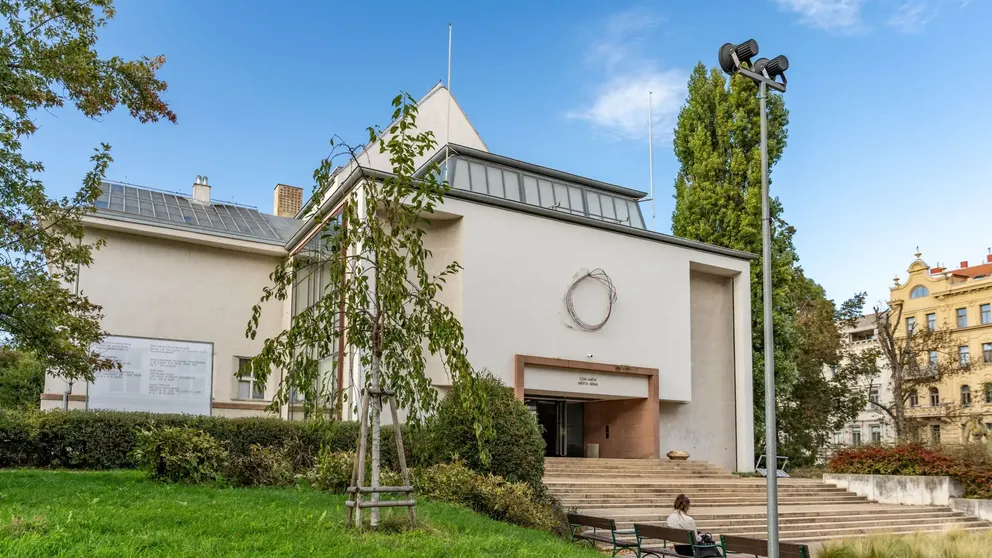 Na obrázku je Dům umění v Brně a jeho okolí.