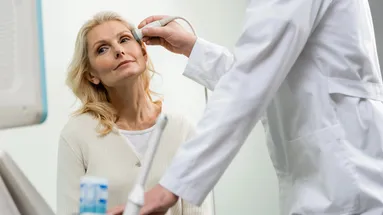 Na většinu lékařských prohlídek mají Češi nárok zdarma.