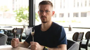muž v restauraci