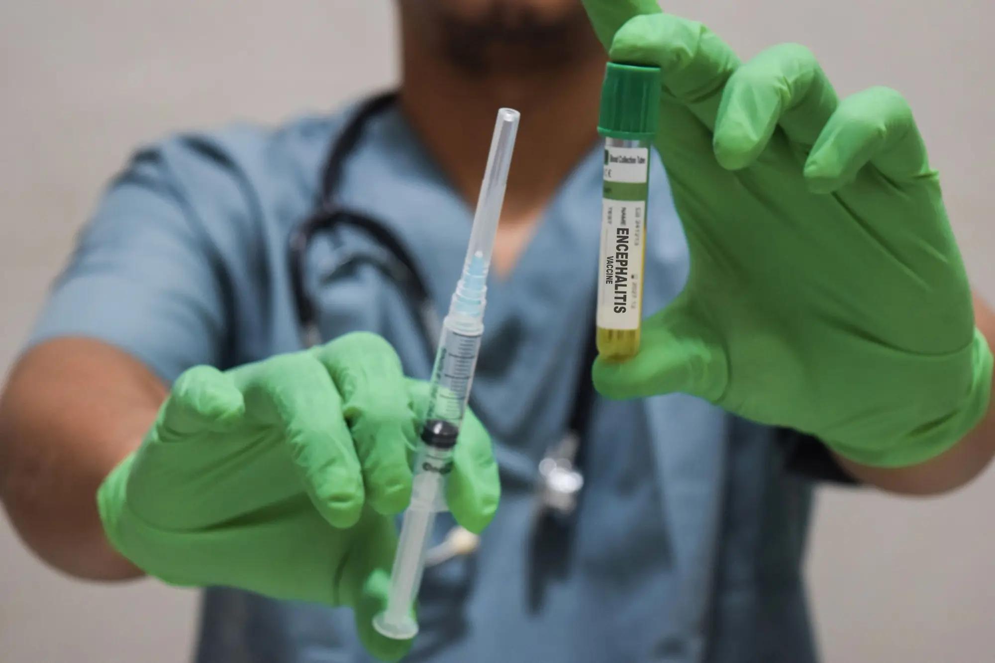 zdravotník drží vakcínu