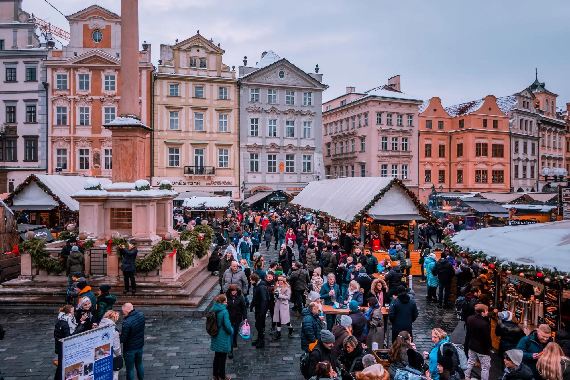 Pohled na vánoční stánky na trzích v Praze