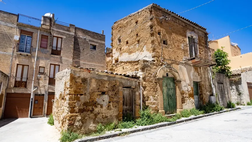 starý polorozbořený kamenný dům na Sicílii