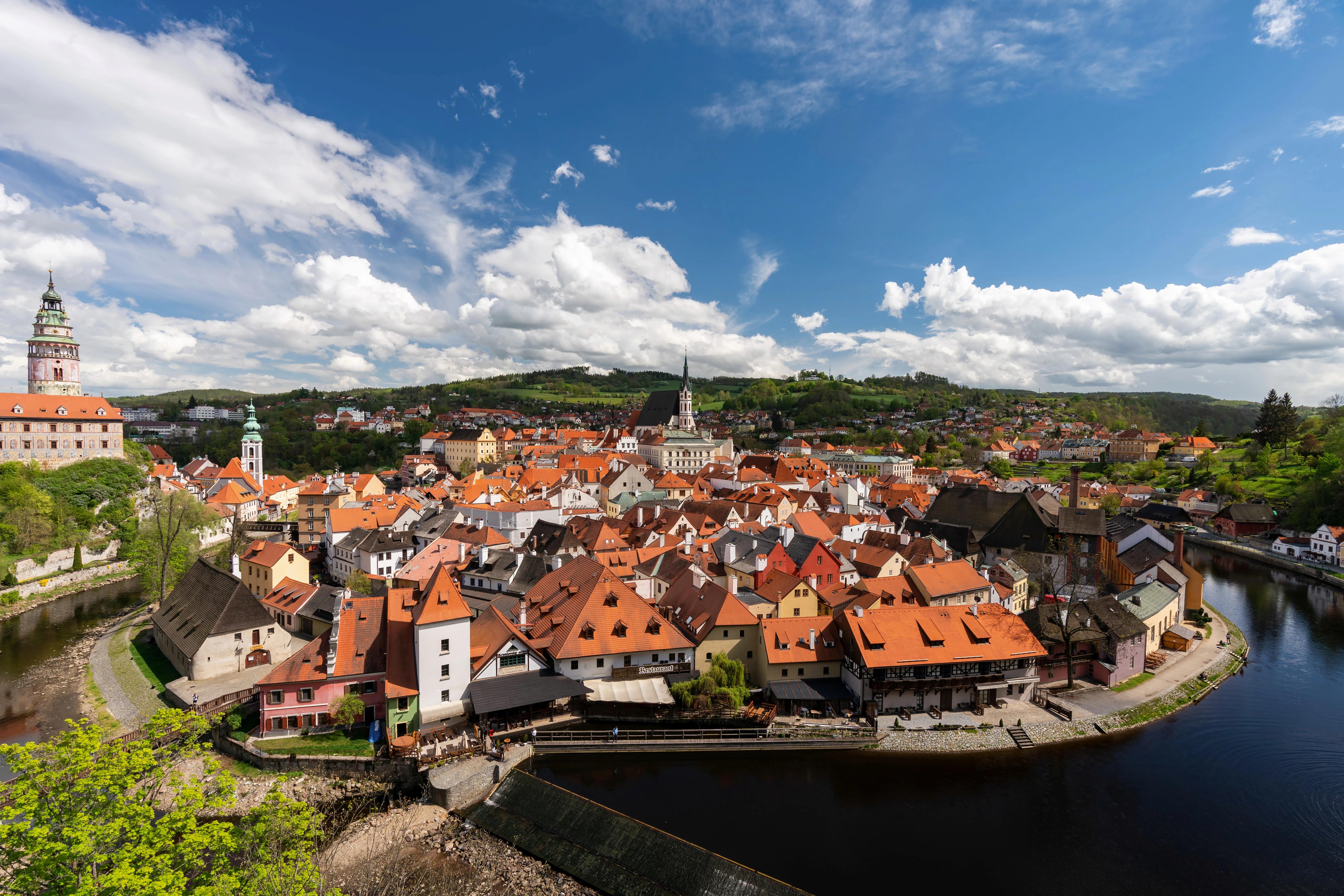 Panoramatický pohled na centrum města Český Krumlov a řeku Vltavu.