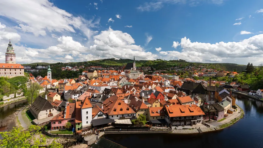 Panoramatický pohled na centrum města Český Krumlov a řeku Vltavu.