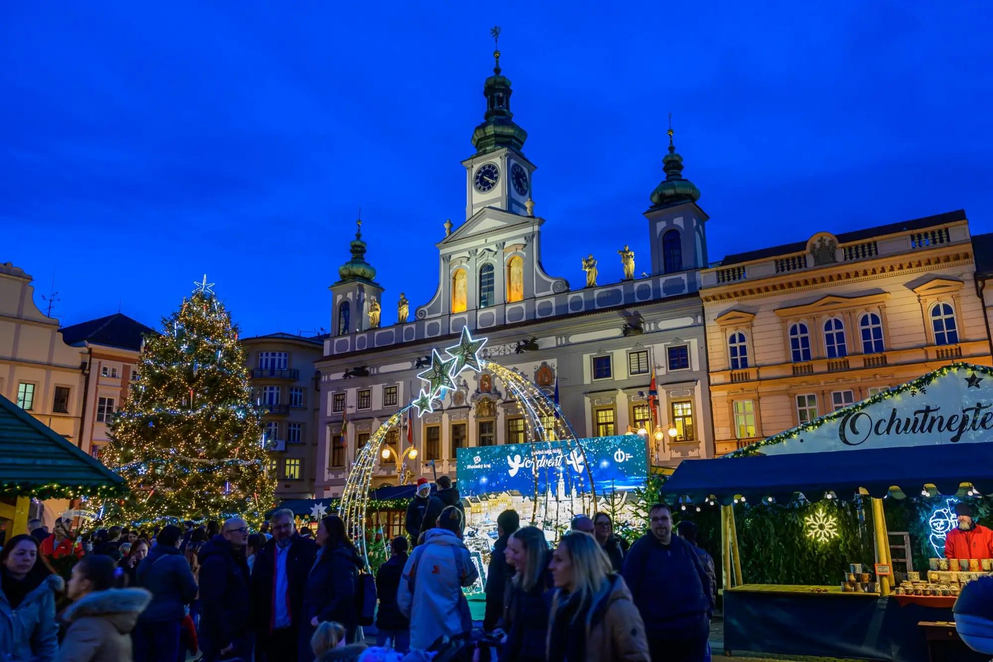 Vánoční stromeček v Českých Budějovicích směle konkuruje tomu pražskému. 