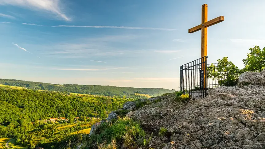 Svatojánská skalní stěna s vysokým křížem.