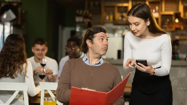 Servírka obsluhuje zákazníka