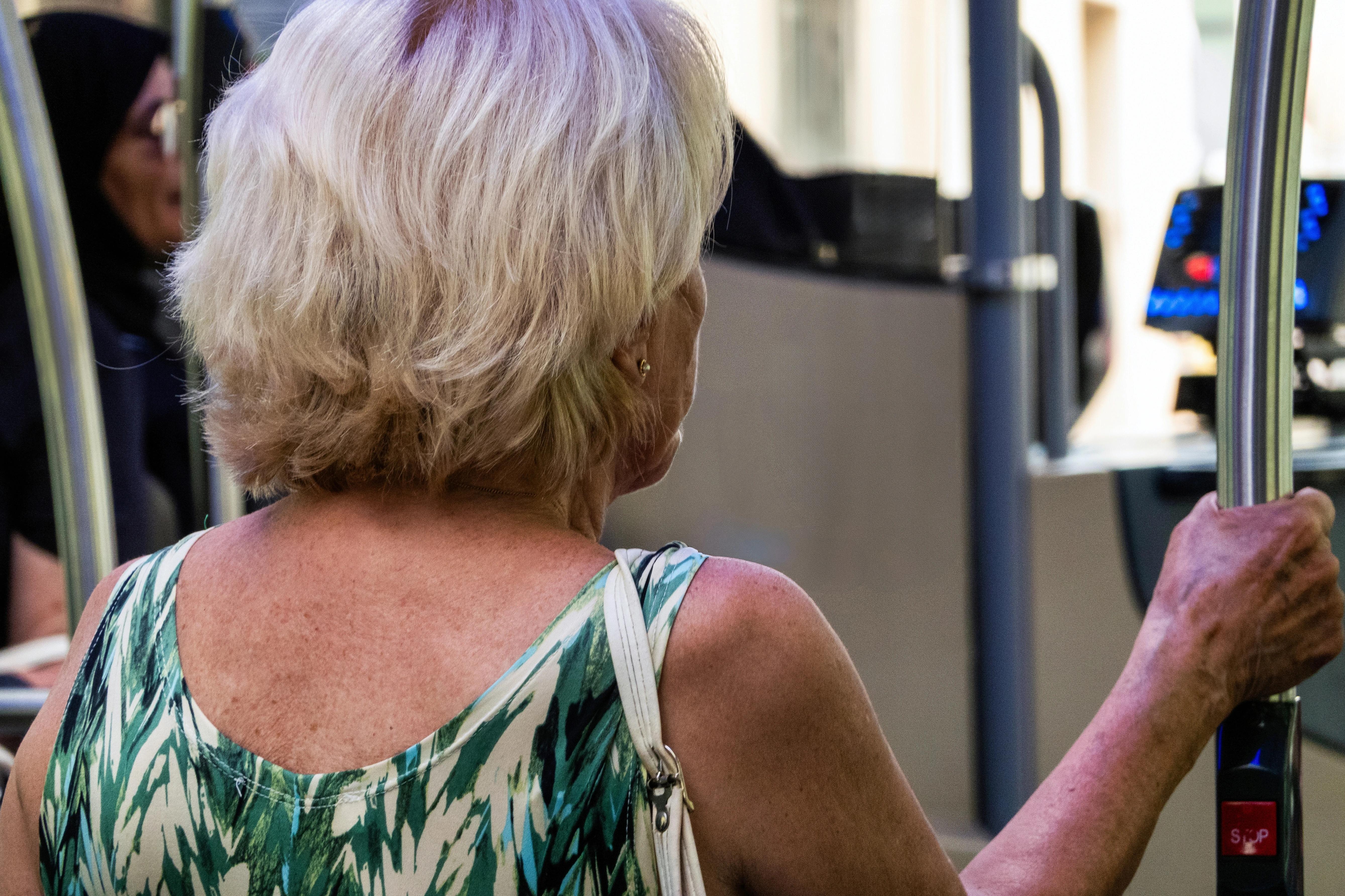 Starší žena v autobuse