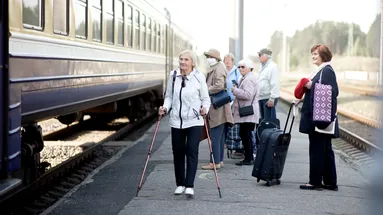 Senioři mohou jezdit na Slovensku i v Maďarsku vlakem zdarma.