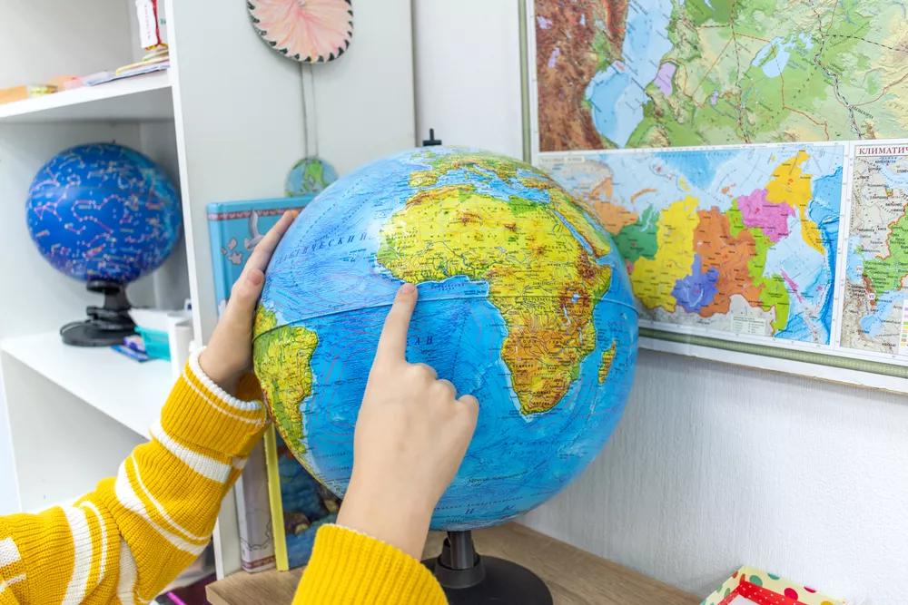 ukazování na glóbus