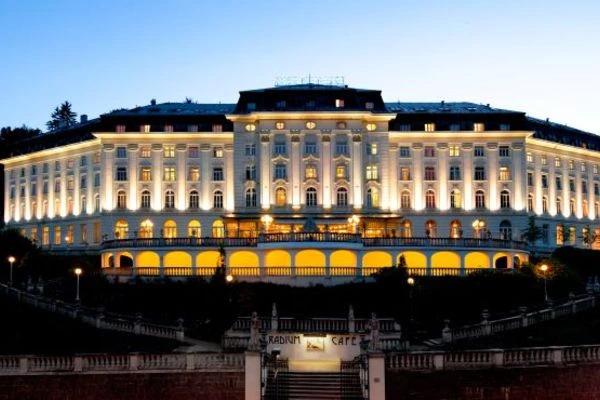 Osvětlená budova lázní Jáchymov v podvečer