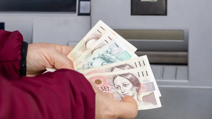 počítání bankovek u bankomatu