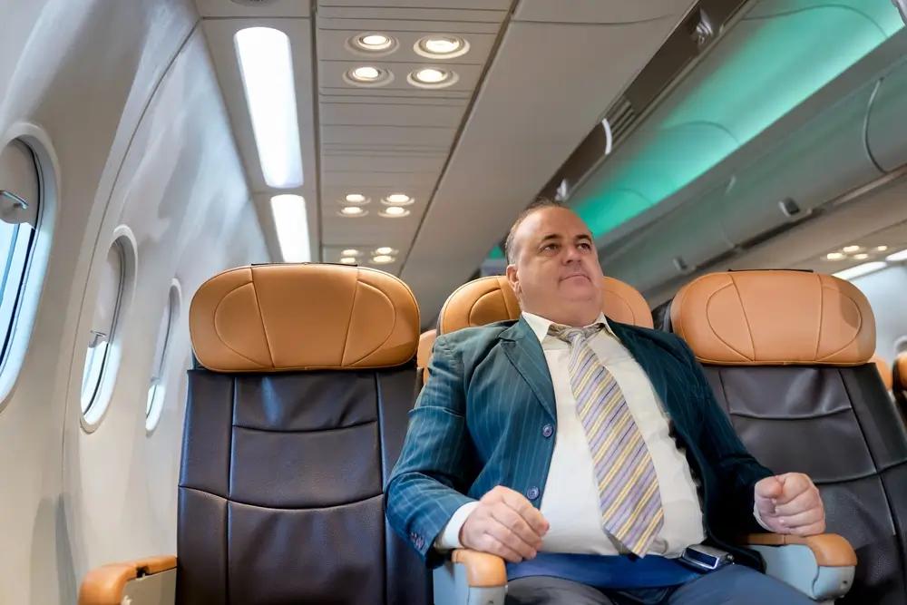 Cestující na prostředním sedadle.