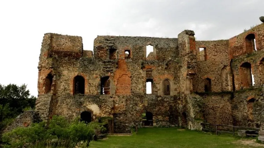 Pohled na hrad Krakovec s otvory na okna