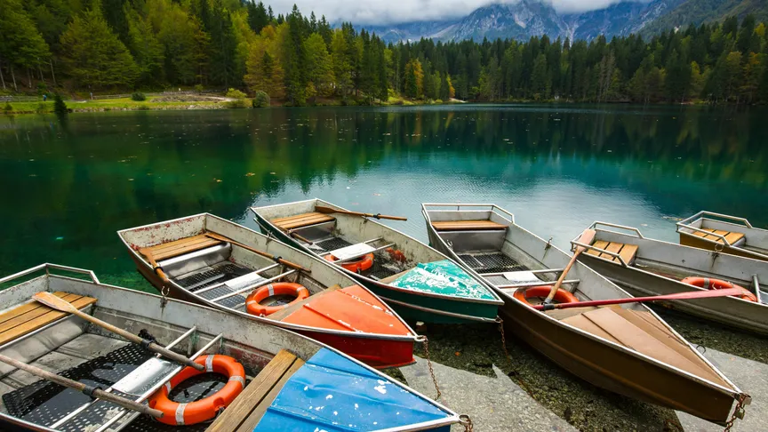 Kdo v létě zamíří k jezerům Laghi di Fusine, ten už k moři nechce. Místní tajemství, které Češi teprve objevují.