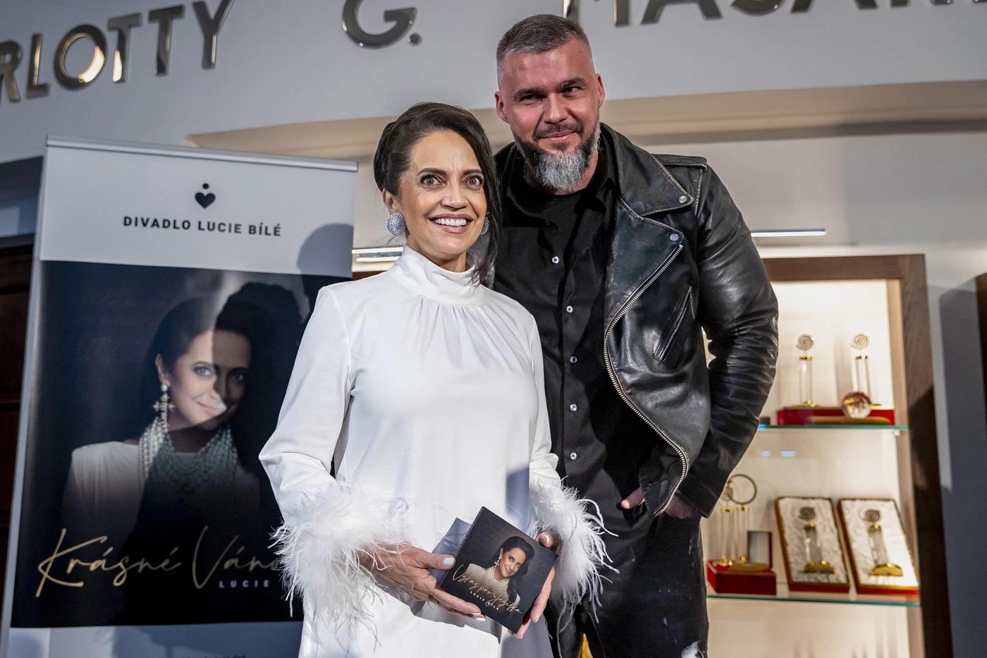 Zpěvačka Lucie Bílá po boku svého současného partnera Radka Filipiho.