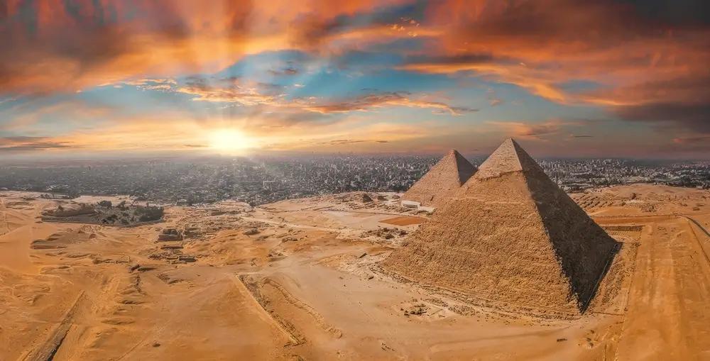 Egyptské pyramidy patří mezi sedm divů světa.