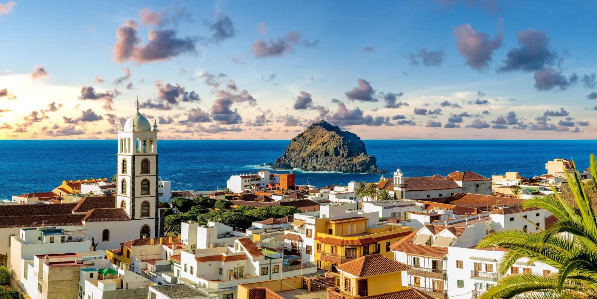 Přístavní historické město Garachico, pohled na věž tyčící nad městem a mořem 