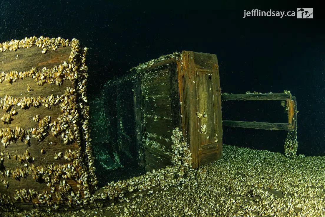 Ztroskotaná loď v hlubinách jezera